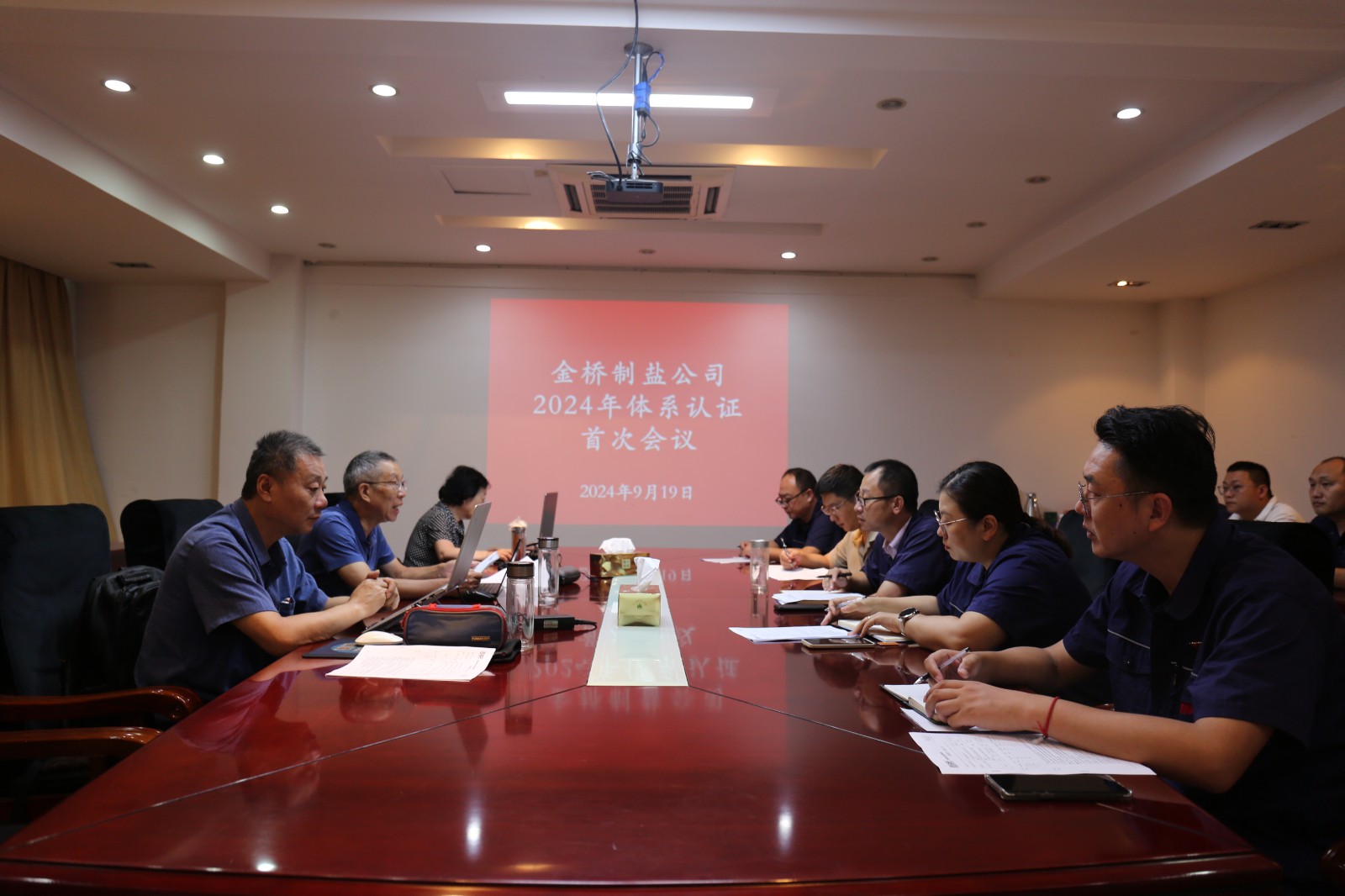 近日，金橋制鹽公司通過北京世標(biāo)認(rèn)證中心審核，給予食品安全管理體系、環(huán)境管理體系和職業(yè)健康安全管理體系認(rèn)證“保持認(rèn)證資格”的監(jiān)督審核結(jié)論，給予質(zhì)量管理體系認(rèn)證“再次注冊”的再認(rèn)證審核結(jié)論。通過審核，是對公司精細(xì)化管理成果的檢驗，促進(jìn)公司內(nèi)控管理水平持續(xù)提升。（李曉月）